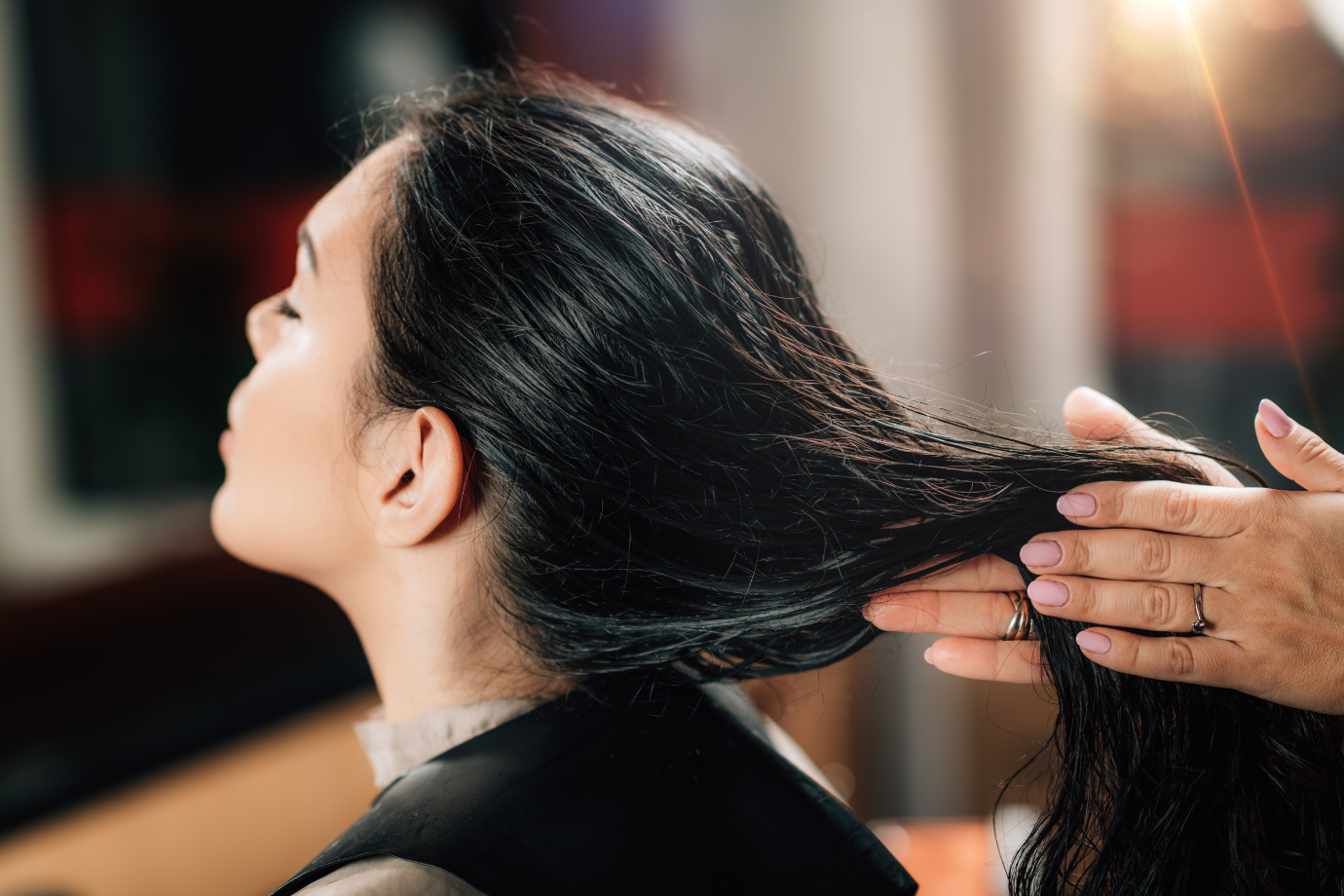 How to Use Hair Oil to Repair Damaged and Chemically Treated Hair